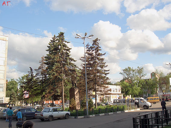 Привокзальная площадь на станции Мытищи, (со стороны старых Мытищ) 2005 г.